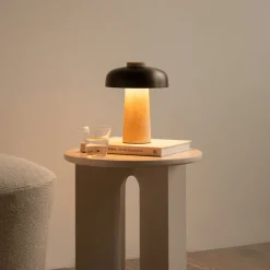Audo Copenhagen Dekorationsbelysning > Audo bordlampe, sand/bronze, sten, 24,5 cm