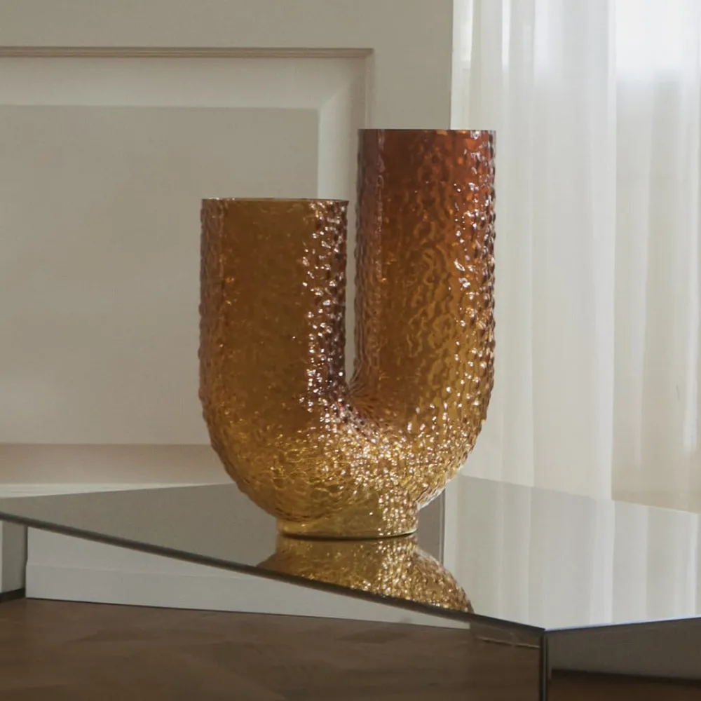Møbel Og Interiør ^ AYTM Arura-vase, ravfarvet, højde 40 cm, bredde 34 cm, glas