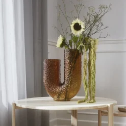 Møbel Og Interiør ^ AYTM Arura-vase, ravfarvet, højde 40 cm, bredde 34 cm, glas