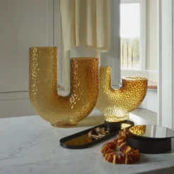 Møbel Og Interiør ^ AYTM Arura-vase, ravfarvet, højde 40 cm, bredde 34 cm, glas