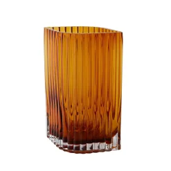 Møbel Og Interiør ^ AYTM Folium-vase, højde 25 cm, ravfarvet, glas