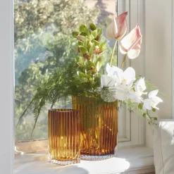 Møbel Og Interiør ^ AYTM Folium-vase, højde 25 cm, ravfarvet, glas