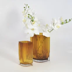 Møbel Og Interiør ^ AYTM Folium-vase, højde 25 cm, ravfarvet, glas