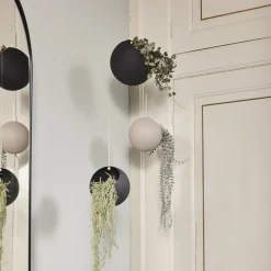 AYTM Møbel Og Interiør > Globe blomsterkrukke, hængende, Ø 17 cm, sort, aluminium
