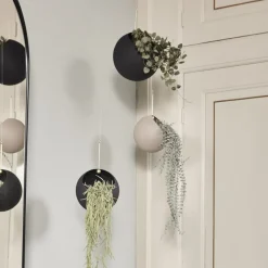 AYTM Møbel Og Interiør > Globe blomsterkrukke, hængende, Ø 21 cm, sort, aluminium