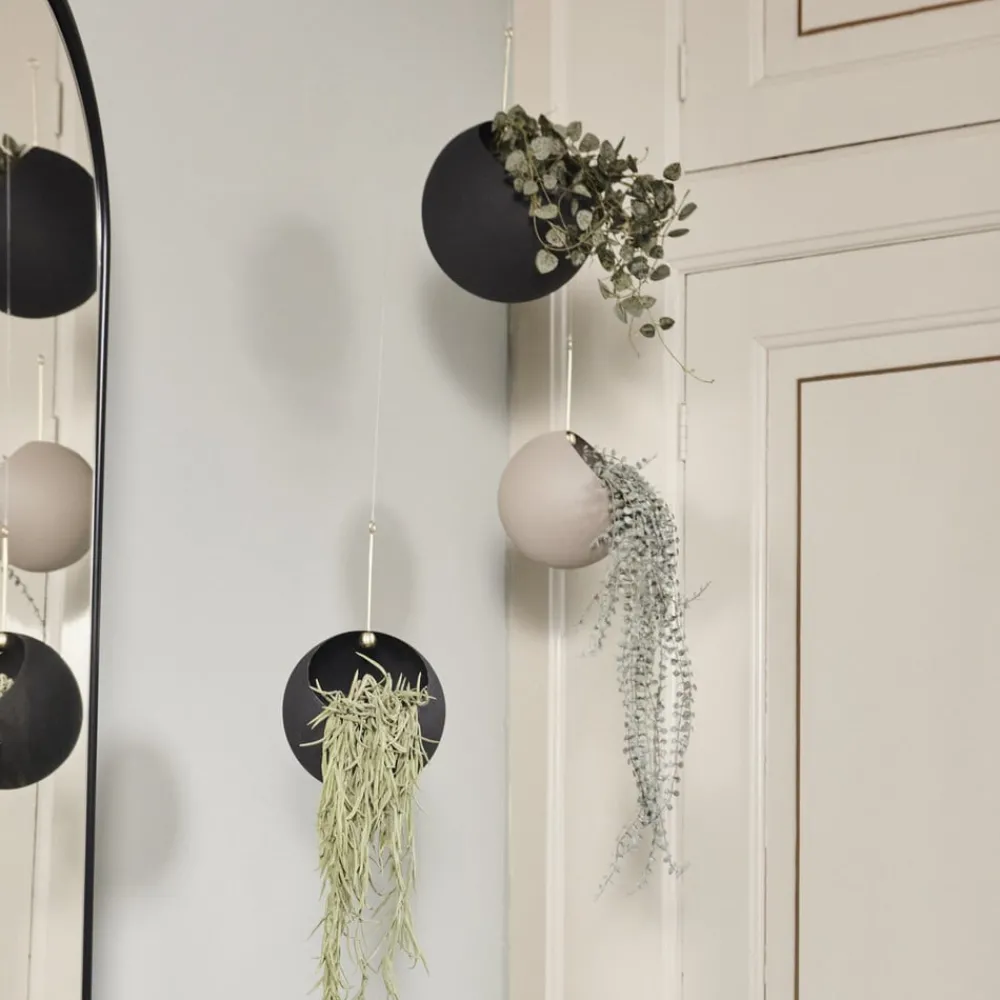 AYTM Møbel Og Interiør > Globe blomsterkrukke, hængende, Ø 21 cm, sort, aluminium