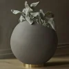 Møbel Og Interiør ^ AYTM Globe urtepotte, Ø 37 cm, gråbrun, aluminium, stål