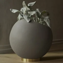 Møbel Og Interiør ^ AYTM Globe urtepotte, Ø 37 cm, gråbrun, aluminium, stål
