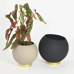 AYTM Møbel Og Interiør > Globe urtepotte, Ø 21 cm, sort, aluminium, stål