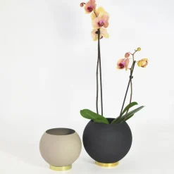 AYTM Møbel Og Interiør > Globe urtepotte, Ø 21 cm, sort, aluminium, stål