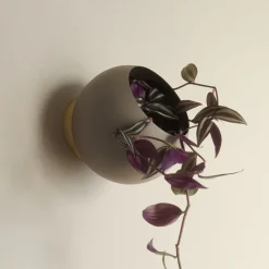 AYTM Møbel Og Interiør > Globe vægblomsterkrukke, Ø 17 cm, gråbrun, aluminium