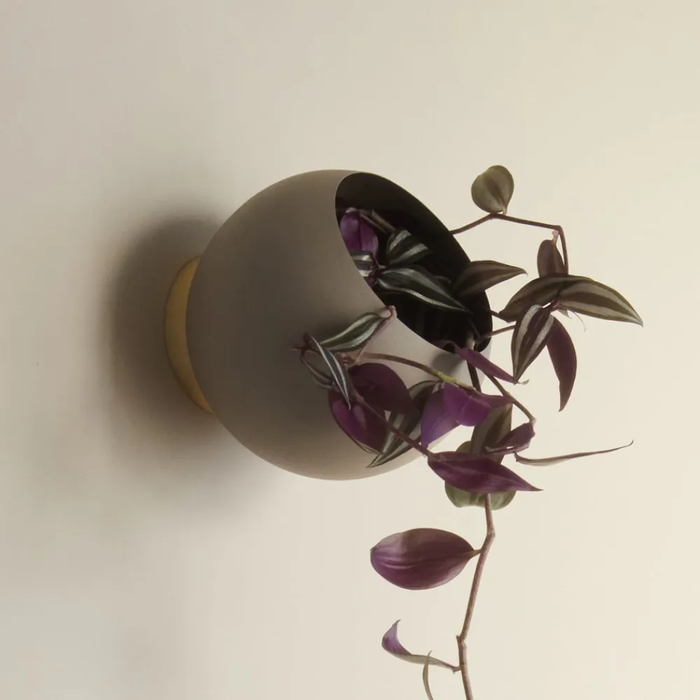 AYTM Møbel Og Interiør > Globe vægblomsterkrukke, Ø 17 cm, gråbrun, aluminium