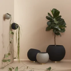 AYTM Møbel Og Interiør > Globe vægblomsterkrukke, Ø 17 cm, gråbrun, aluminium