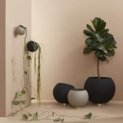 AYTM Møbel Og Interiør > Globe vægblomsterkrukke, Ø 21 cm, sort, aluminium