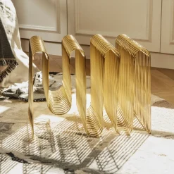 Møbel Og Interiør ^ AYTM Magasinholder Curva, guld, bredde 40 cm, stål
