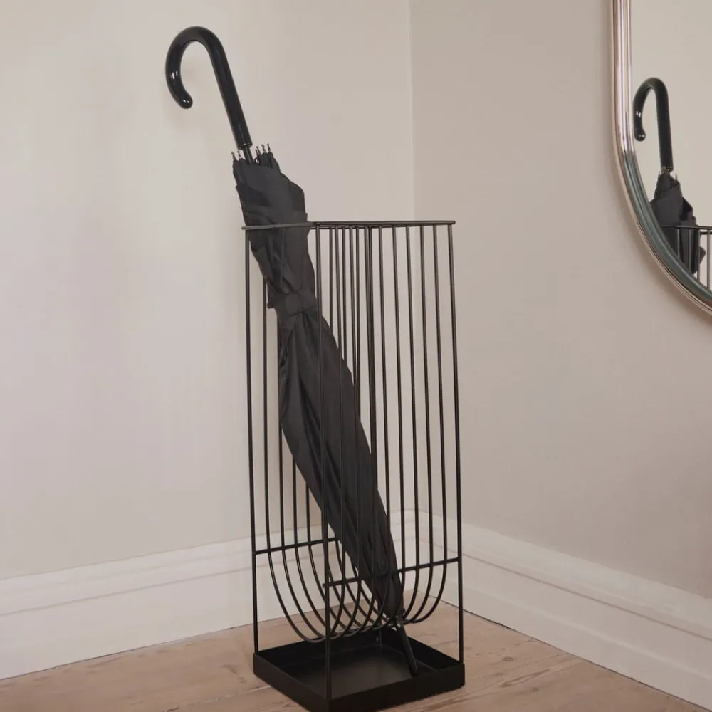 Møbel Og Interiør ^ AYTM -paraplystander Curva, sort, højde 56 cm, stål