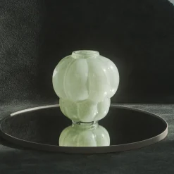 AYTM Møbel Og Interiør > Uva-vase, glas, grøn, Ø 26 cm, højde 28 cm, mundblæst