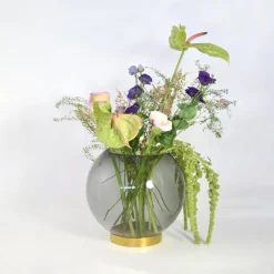 AYTM Møbel Og Interiør > Vase Globe, Ø 17 cm, røggrå / guld, glas, stål