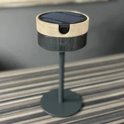 Solcellelamper ^ Les Jardins Bateak LED solcellebordlampe, sort / teakgrå, 2.700 K