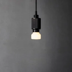 Dæmpbar Led-Pære ^ Buster + Punch LED-pære E27 5W opal 2.700K dæmpbar