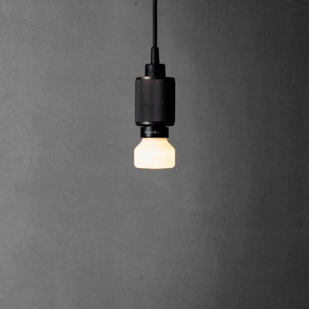 Dæmpbar Led-Pære ^ Buster + Punch LED-pære E27 5W opal 2.700K dæmpbar