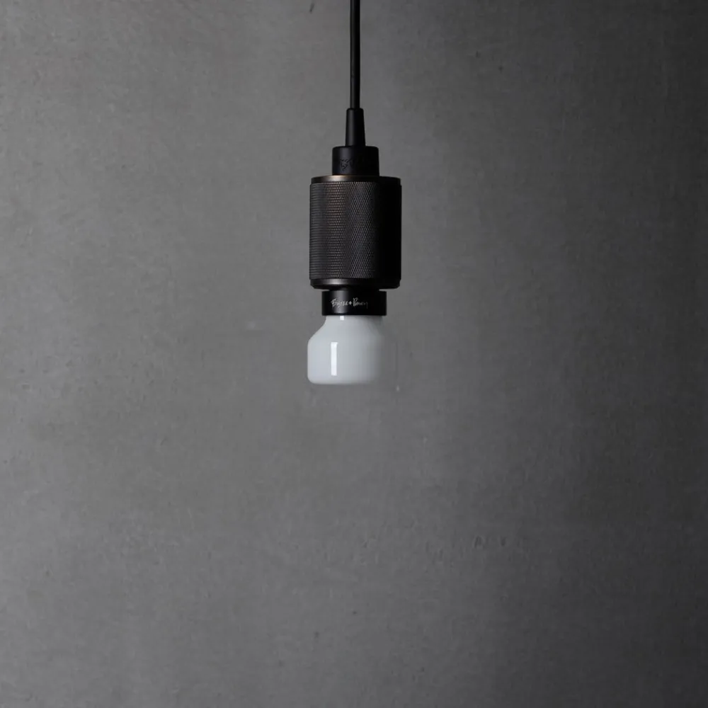 Dæmpbar Led-Pære ^ Buster + Punch LED-pære E27 5W opal 2.700K dæmpbar