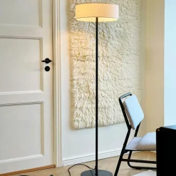 Dyberg Larsen Gulvlamper > gulvlampe Calix, sort/naturfarvet, 150 cm