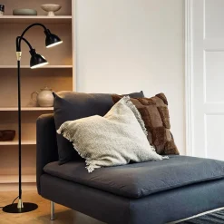 Dyberg Larsen Gulvlamper|Gulvlamper > Gulvlampe Lilje, sort, højde 135 cm, 2 lyskilder.