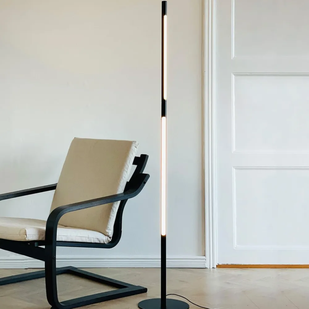 Gulvlamper ^ Dyberg Larsen LED-gulvlampe Vagner, sort, højde 150 cm