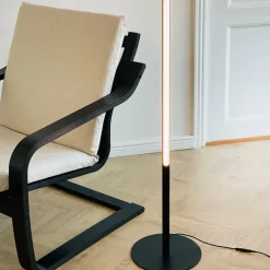 Gulvlamper ^ Dyberg Larsen LED-gulvlampe Vagner, sort, højde 150 cm