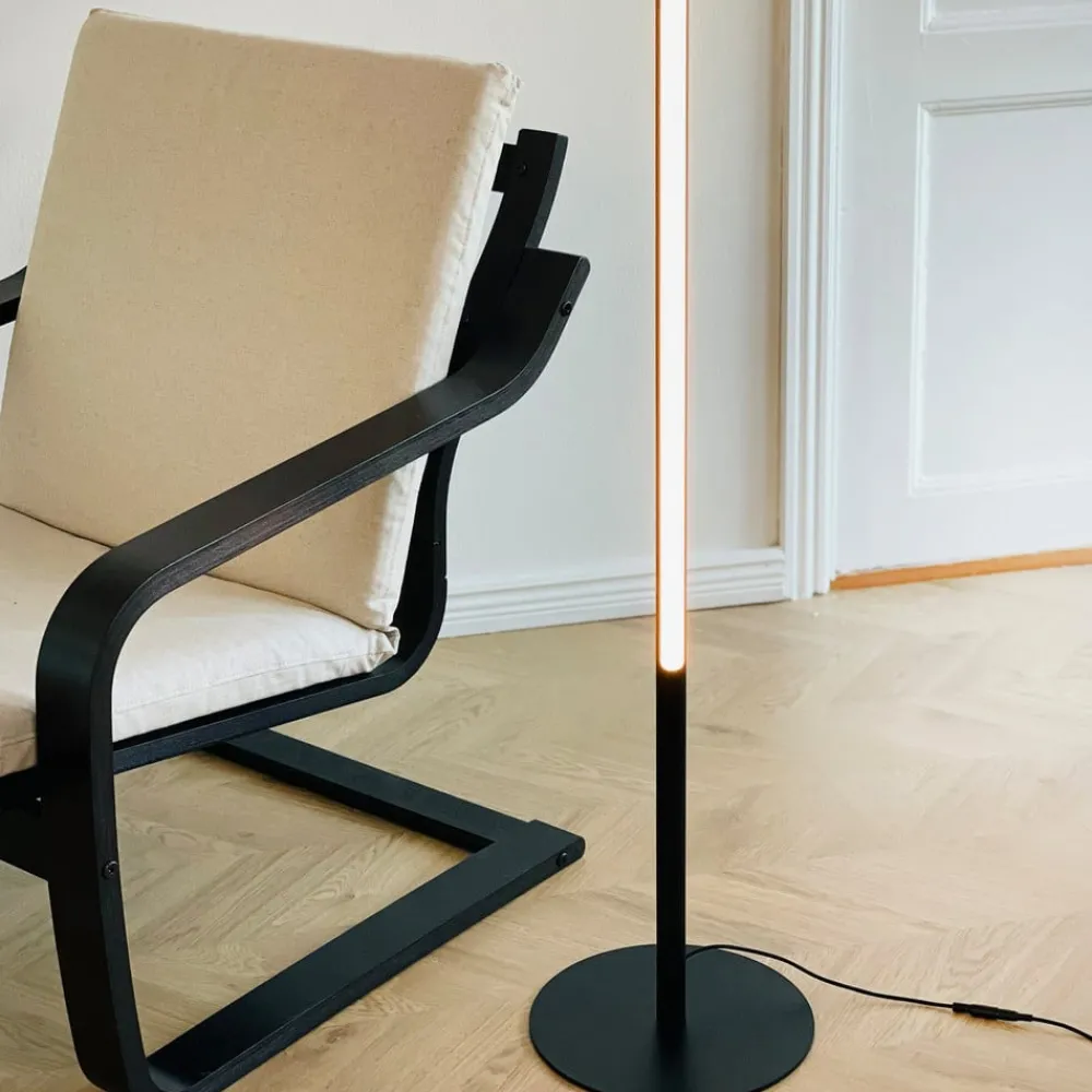 Gulvlamper ^ Dyberg Larsen LED-gulvlampe Vagner, sort, højde 150 cm
