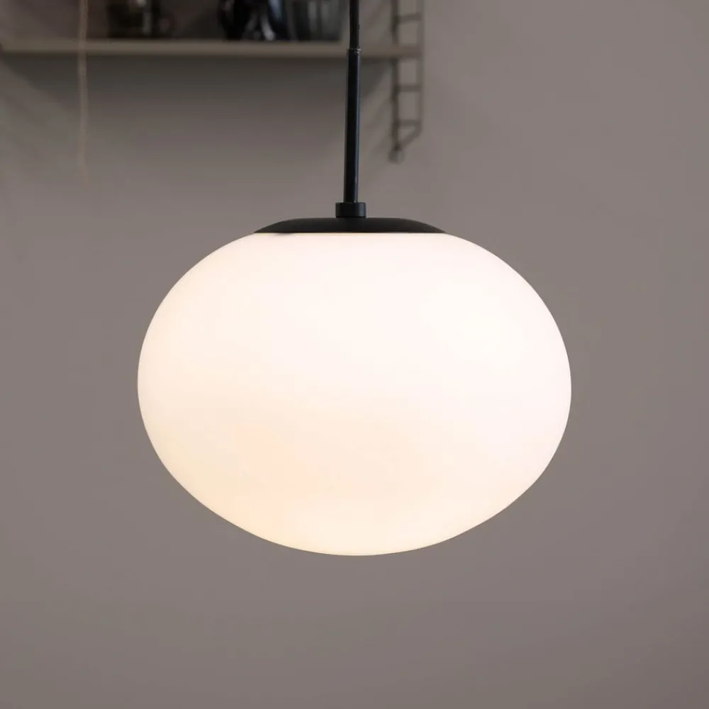 Dyberg Larsen Pendellamper > Princess hængelampe, opal/sort, Ø 28 cm