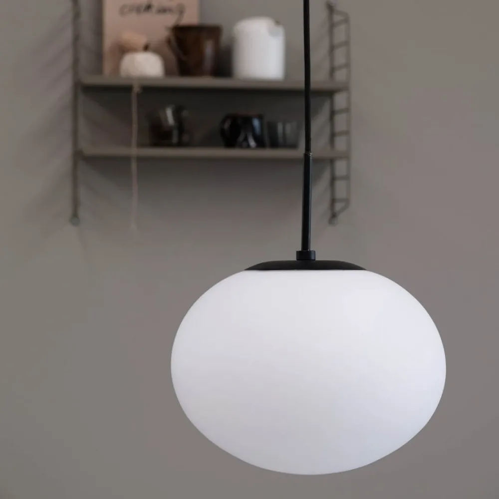 Dyberg Larsen Pendellamper > Princess hængelampe, opal/sort, Ø 28 cm