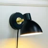 Dyberg Larsen Væglamper > væglampe Lilje, sort, Ø 16 cm, metal