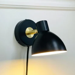 Dyberg Larsen Væglamper > væglampe Lilje, sort, Ø 16 cm, metal