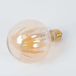 Dæmpbar Led-Pære|Filament Pære ^ Lucande E27 3,8W LED-pære G95, 2700K, 340lm, riller ravfarvet