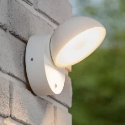 Væglampe Med Sensor ^ Lucide Finn LED-væglampe, hvid, metal, IP54, dag/nat-sensor