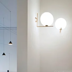 Væglamper ^ FLOS IC C/W1 væglampe, børstet messing