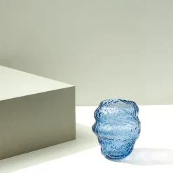 Møbel Og Interiør ^ Hübsch Aurora-vase, glas, blå, højde 18 cm