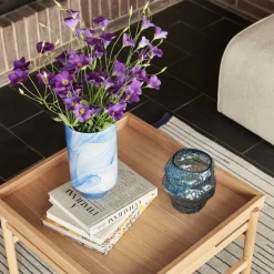 Møbel Og Interiør ^ Hübsch Aurora-vase, glas, blå, højde 18 cm