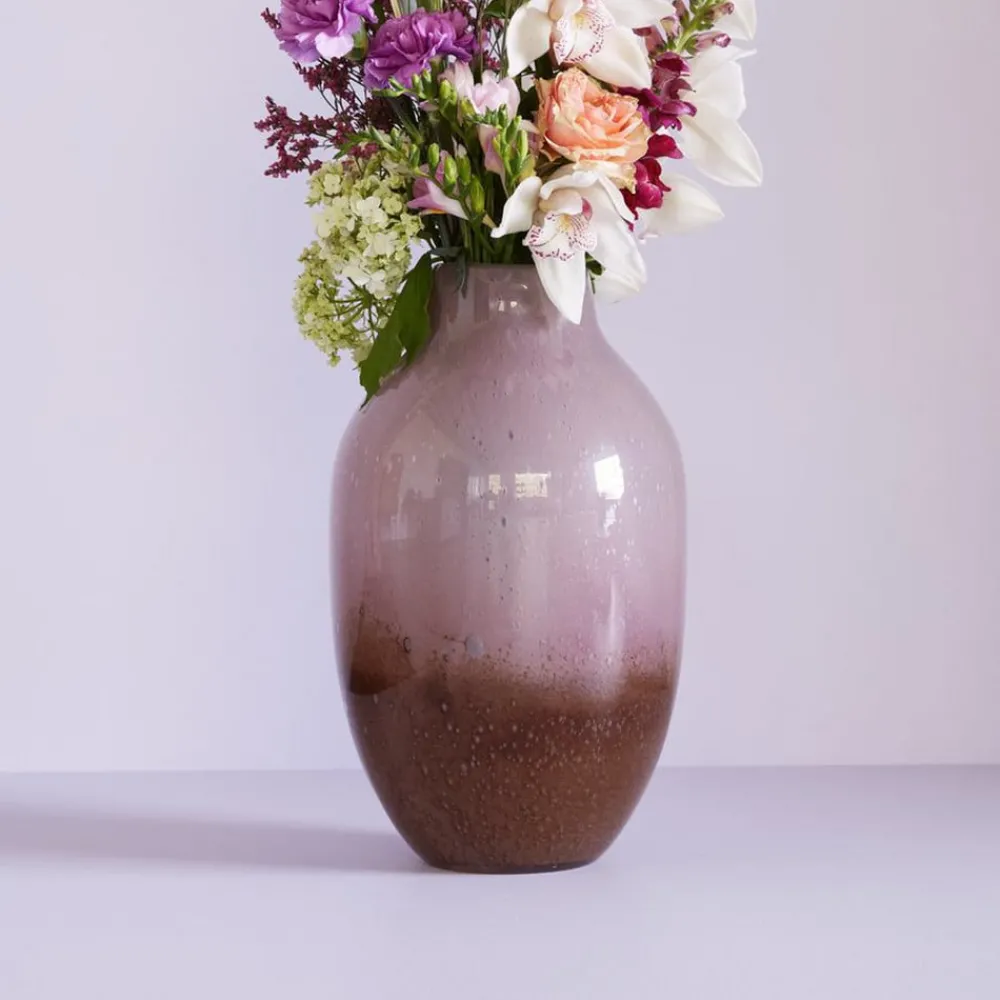 Møbel Og Interiør ^ Hübsch Posy-vase, glas, rødbrun/olivenrosa, højde 37 cm