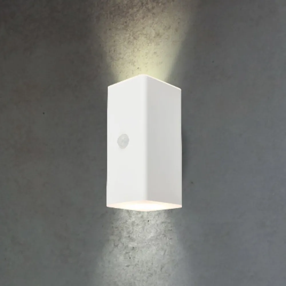 Briloner Væglampe Med Sensor > LED-akkudrevet udendørs væglampe, hvid, sensor, op/ned