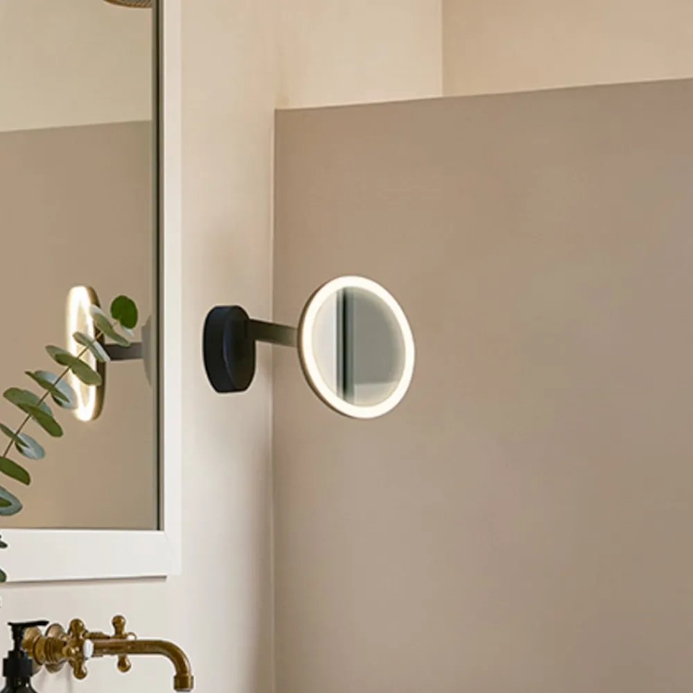 Møbel Og Interiør ^ LEDS-C4 Vanity vægspejl med LED, 3.000 K, sort