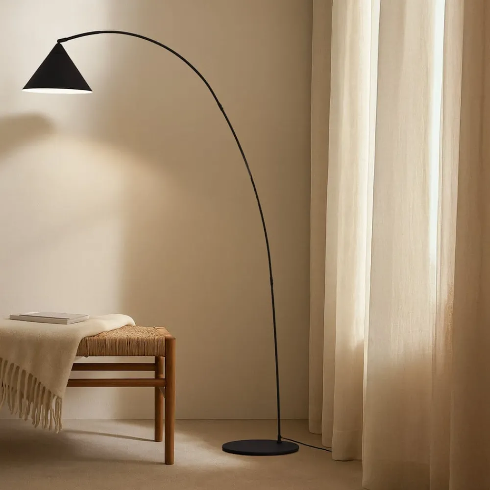 Gulvlamper|Gulvlamper ^ Lindby buelampe Triangolo, sort, højde 195 cm, metal E27