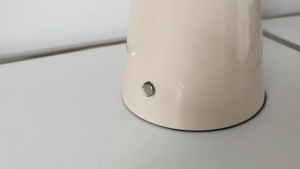 Bordlamper ^ Lindby LED genopladelig bordlampe Nevijo, beige, Ø20cm, USB, dæmper