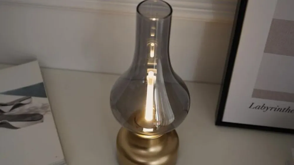 Lindby Bordlamper > LED genopladelig bordlampe Maxentius guldfarvet glas dæmper