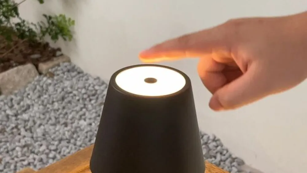 Lindby Dekorationsbelysning|Terrassebelysning > LED genopladelig bordlampe Janea CUBE, sort, metal