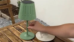 Lindby Dekorationsbelysning|Terrassebelysning > LED-solcellebordlampe Hilario, grøn, jern, genopladeligt batteri