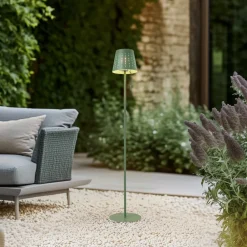 Solcellelamper ^ Lindby LED-solcellegulvlampe Hilario, grøn, jern, genopladeligt batteri