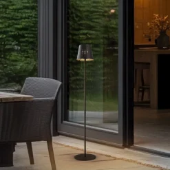 Solcellelamper ^ Lindby LED-solcellegulvlampe Hilario, sort, jern, genopladeligt batteri